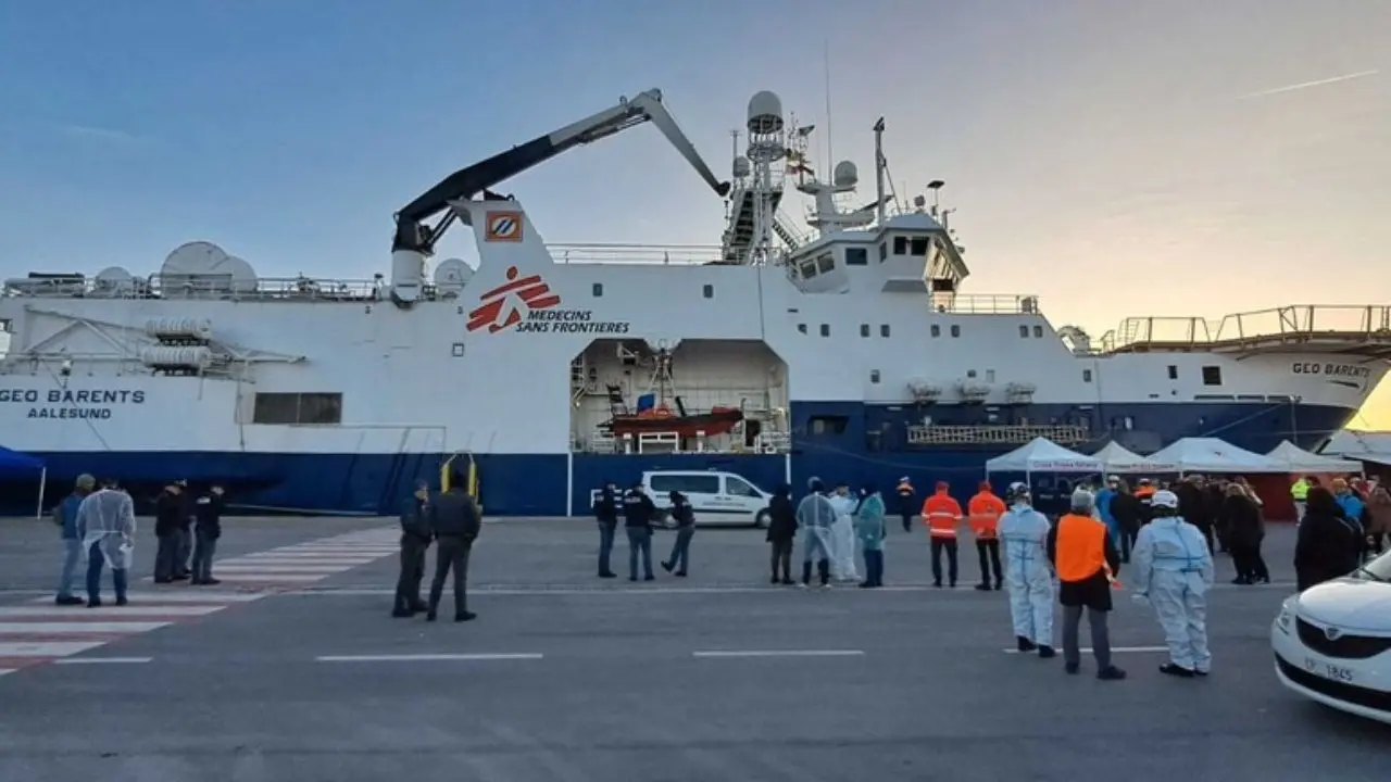 La Nave Geo Barents approda al porto di Marina di Carrara con 239 migranti