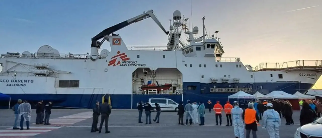 La Nave Geo Barents approda al porto di Marina di Carrara con 239 migranti