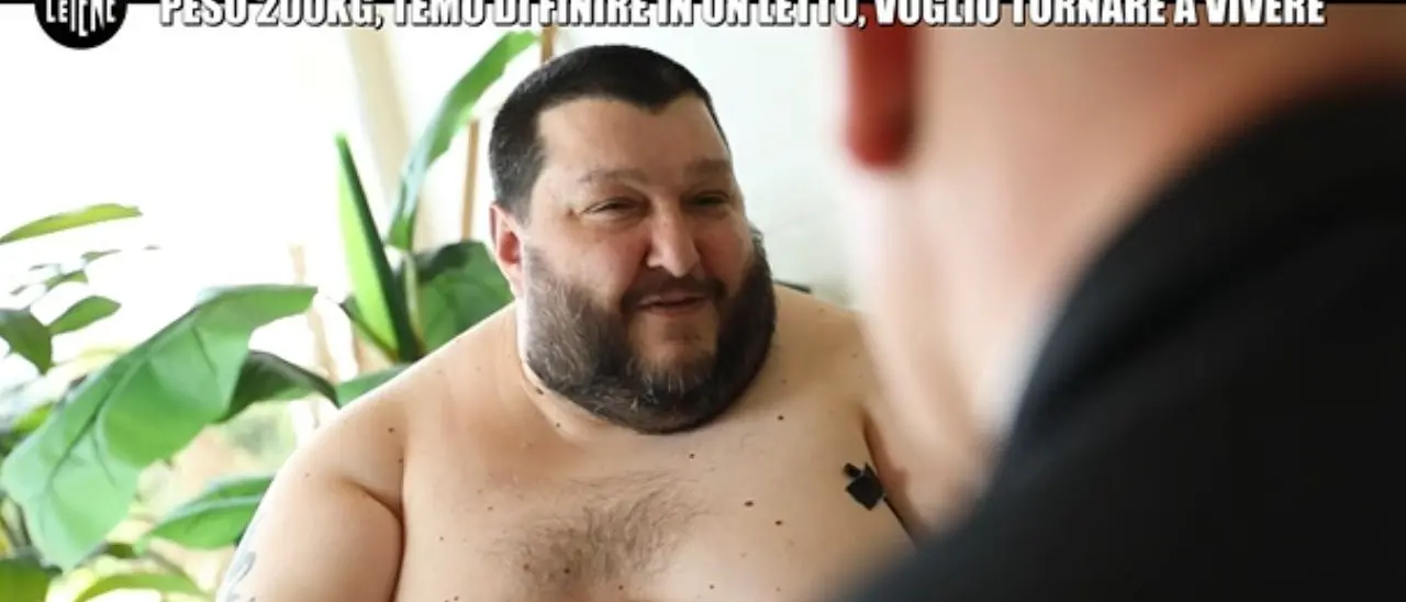 «Peso 200 chili, temo di finire in un letto, ma non riesco a smettere di mangiare»: le Iene a Pizzo per aiutare Ciccio