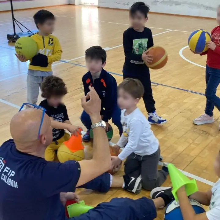 Piccoli cestisti in erba per far esplodere la passione per il basket: così rinasce la pallacanestro a Marina di Gioiosa