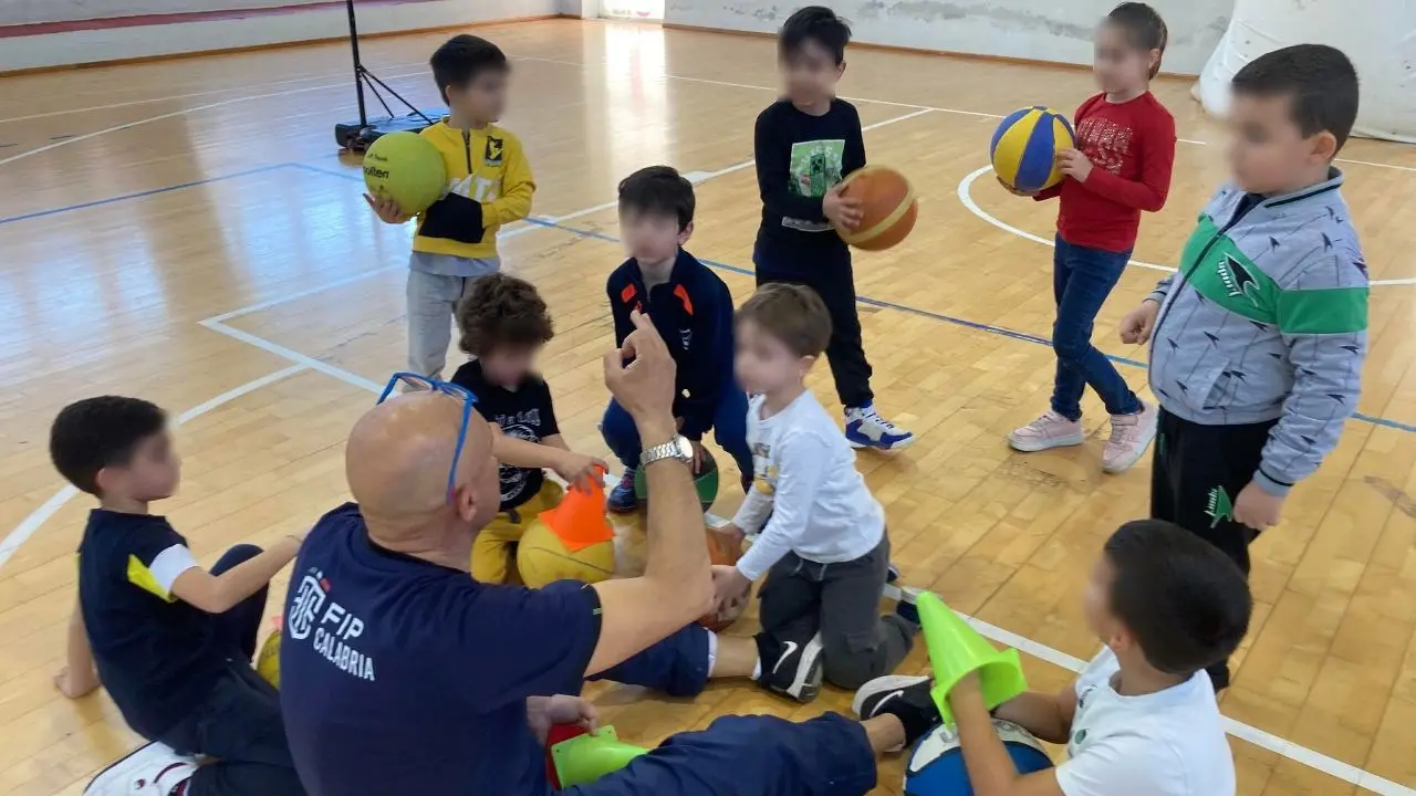 Piccoli cestisti in erba per far esplodere la passione per il basket: così rinasce la pallacanestro a Marina di Gioiosa