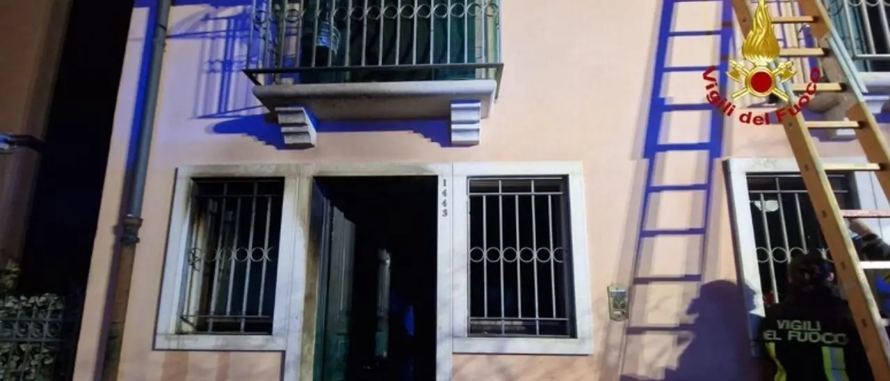 Venezia, incendio in una casa nella notte a Chioggia: tre morti