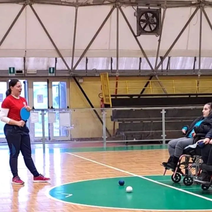 Gioia Tauro, la mamma che allena i ragazzi disabili nel ricordo del figlio: la boccia paralimpica come mezzo d’inclusione