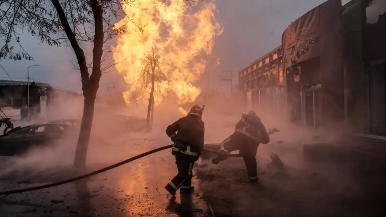 Ucraina, missili e droni russi piovono su Kiev: «Colpito un asilo nel distretto di Sviatoshynskyi»