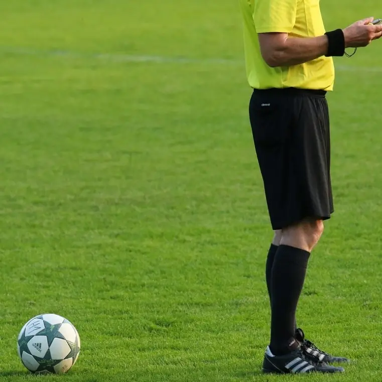 Schiaffi e insulti all’arbitro durante una gara nel Vibonese, daspo a 7 giocatori
