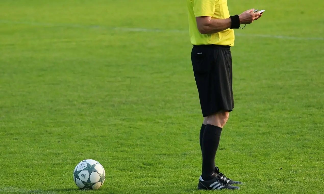 Schiaffi e insulti all’arbitro durante una gara nel Vibonese, daspo a 7 giocatori