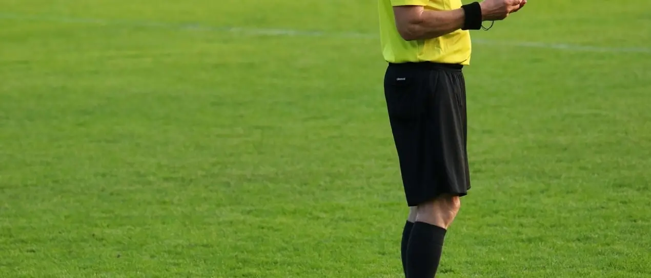 Schiaffi e insulti all’arbitro durante una gara nel Vibonese, daspo a 7 giocatori