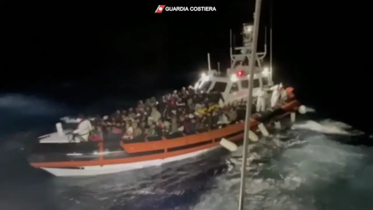 A Lampedusa 13 sbarchi nella notte, giunti oltre 600 migranti. Naufragio al largo: dispersa una bimba di 15 mesi