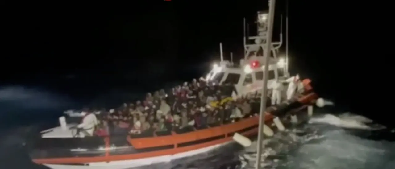 A Lampedusa 13 sbarchi nella notte, giunti oltre 600 migranti. Naufragio al largo: dispersa una bimba di 15 mesi