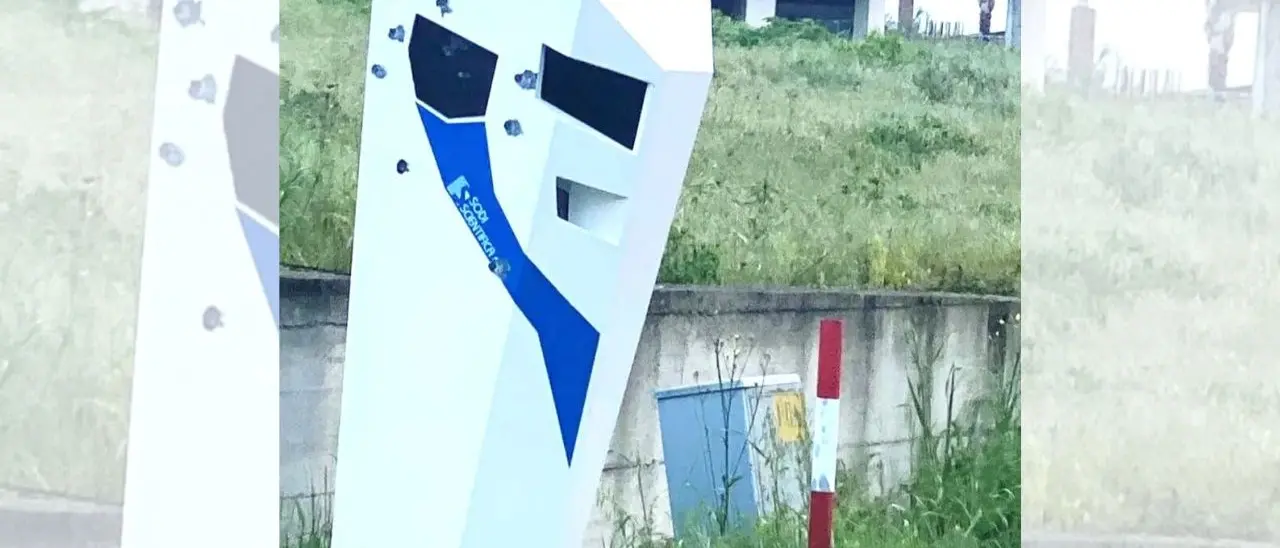 Fleximan in Calabria spara: crivellato di colpi l’autovelox di Palmi che era già stato dato alle fiamme e poi riparato