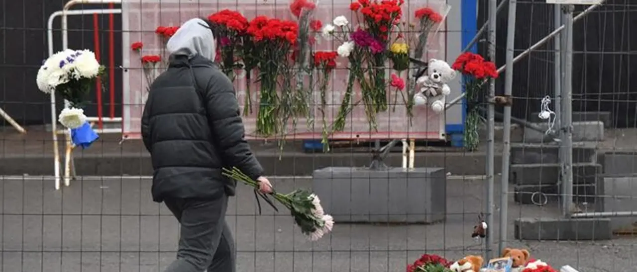 Oltre 140 i morti nell’attentato Isis a Mosca, il Cremlino annuncia 11 arresti: «Avevano contatti con l’Ucraina»