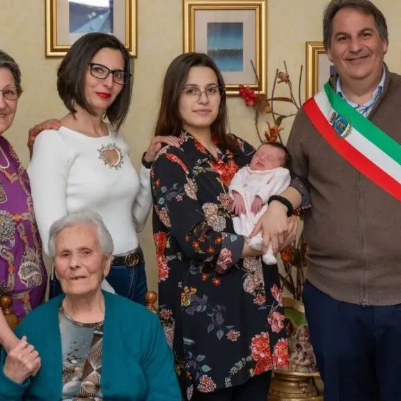 Cinque generazioni di una famiglia di Carolei in una foto, nonna Gilda ha 93 anni e la piccola Soleil appena una settimana