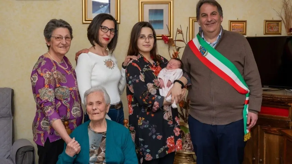 Cinque generazioni di una famiglia di Carolei in una foto, nonna Gilda ha 93 anni e la piccola Soleil appena una settimana