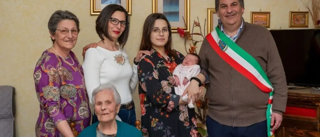 Cinque generazioni di una famiglia di Carolei in una foto, nonna Gilda ha 93 anni e la piccola Soleil appena una settimana