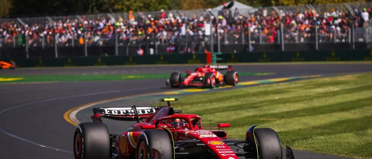 Formula Uno, doppietta Ferrari in Australia: vince Sainz davanti a Leclerc