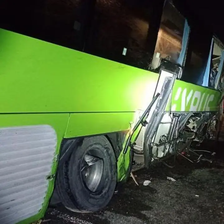 Tragico incidente per un pullman lungo l’autostrada A1 nel Modenese, muore un passeggero