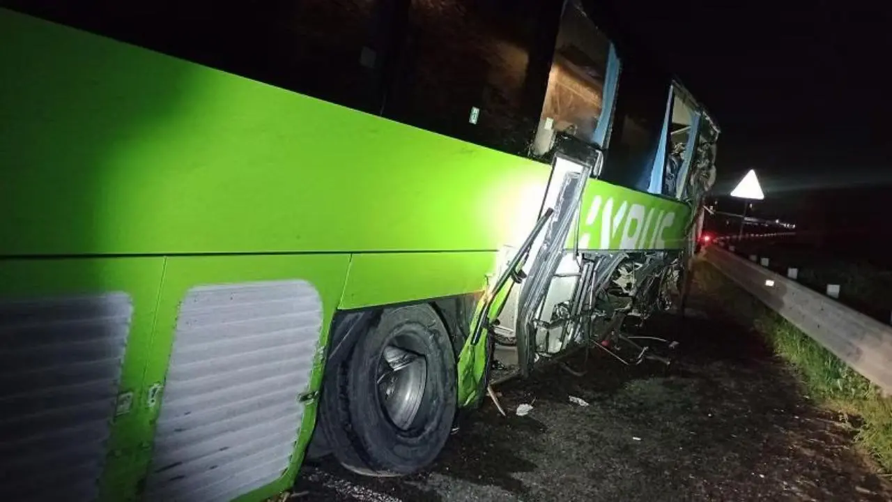 Tragico incidente per un pullman lungo l’autostrada A1 nel Modenese, muore un passeggero