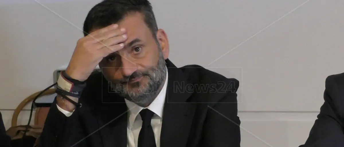 Decaro smentisce Emiliano: «Mai andato a casa della sorella del boss». L’Antimafia: «Approfondiremo»