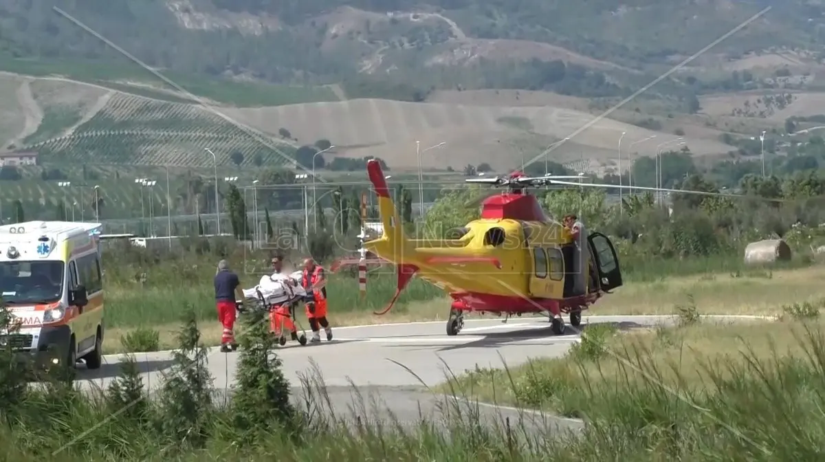 Lamezia, l’ambulanza è senza medico e interviene l’elisoccorso ma nel frattempo il paziente muore