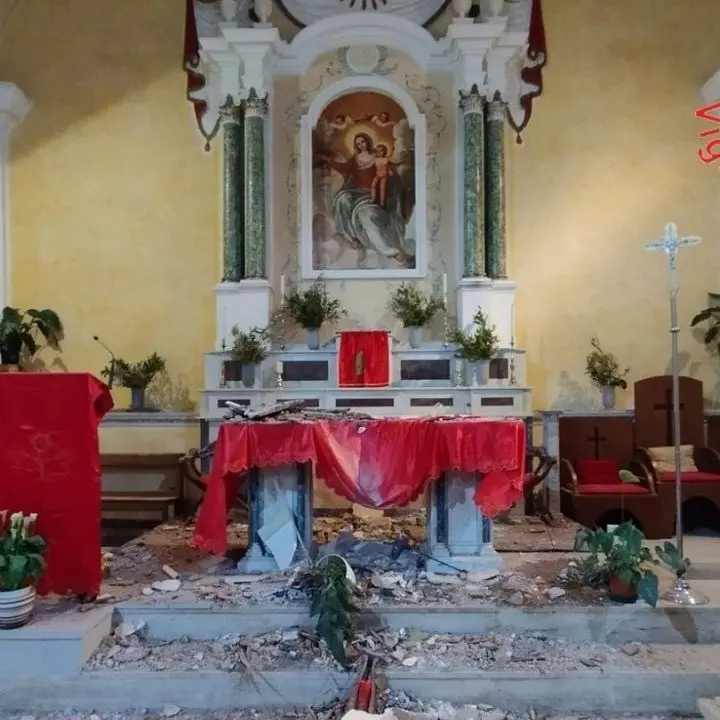 Lamezia Terme, crolla l’intonaco del soffitto della Chiesa del Soccorso: nessun ferito