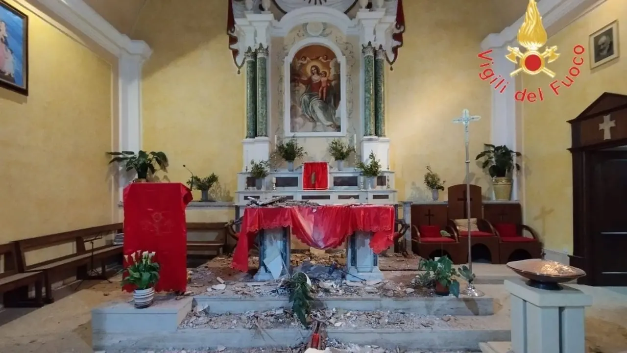 Lamezia Terme, crolla l’intonaco del soffitto della Chiesa del Soccorso: nessun ferito