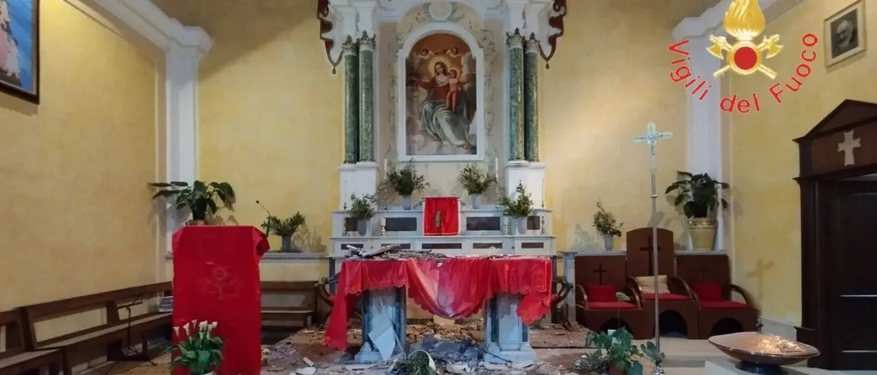 Lamezia Terme, crolla l’intonaco del soffitto della Chiesa del Soccorso: nessun ferito