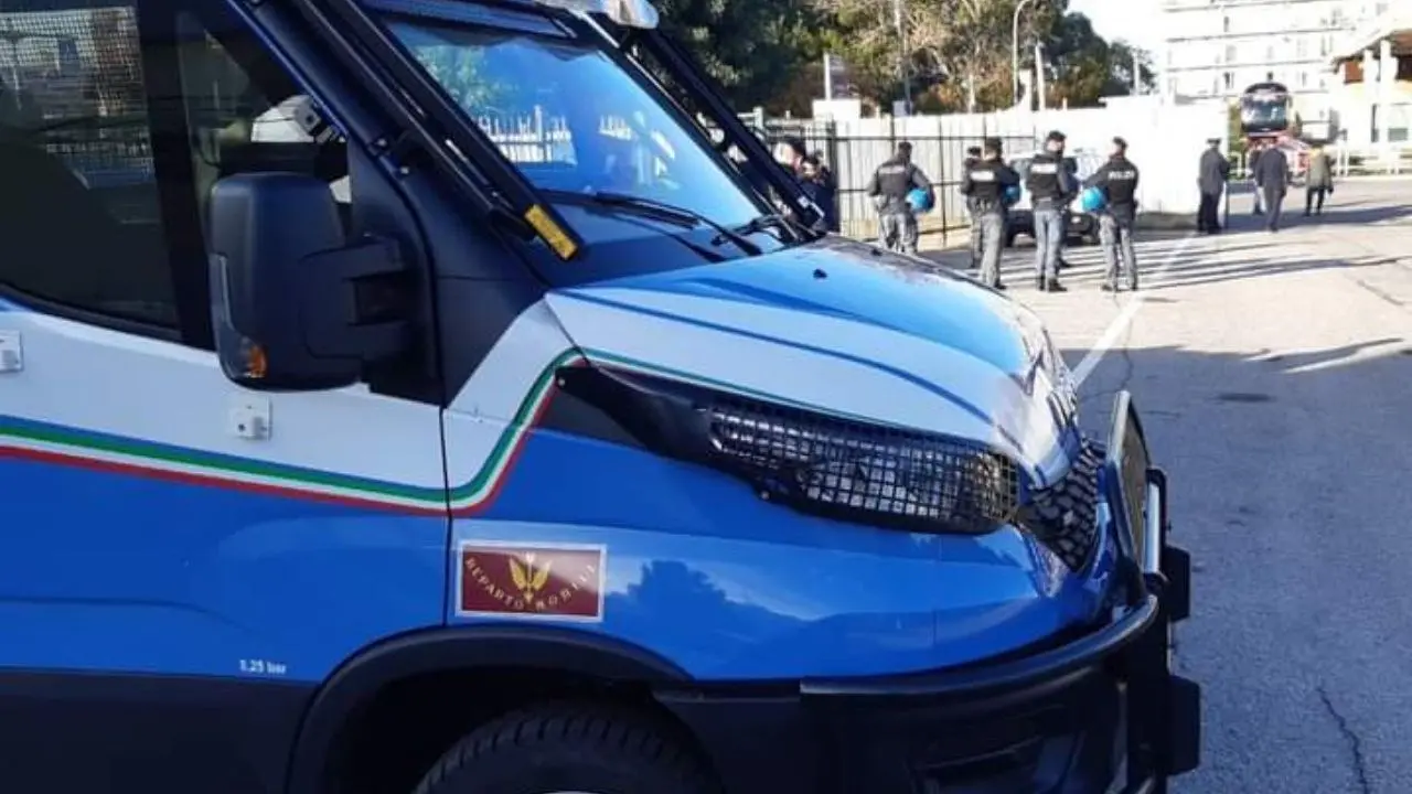 Crotone-Messina, ultras siciliani scesero dai bus con spranghe e bastoni: emessi 14 Daspo