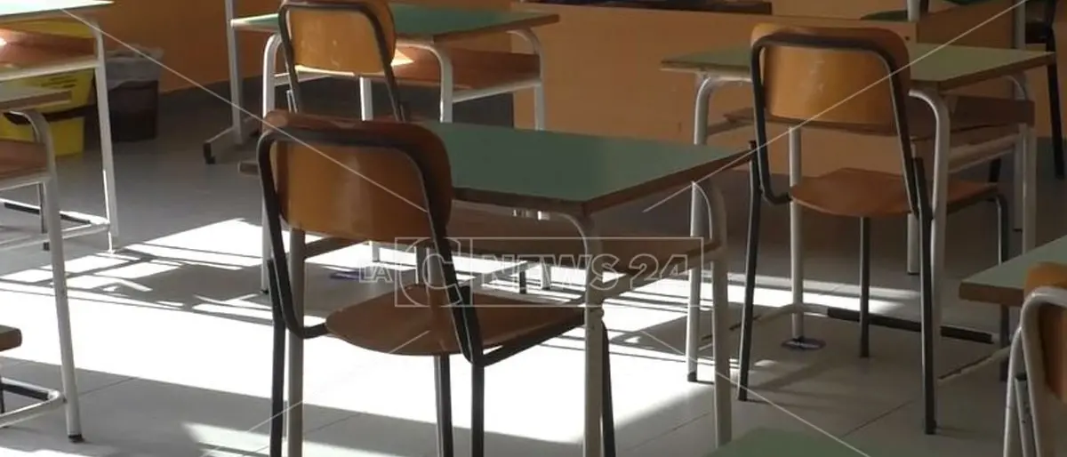 Prof aggredisce una collega al liceo classico di Corigliano, intervengono i carabinieri e il 118