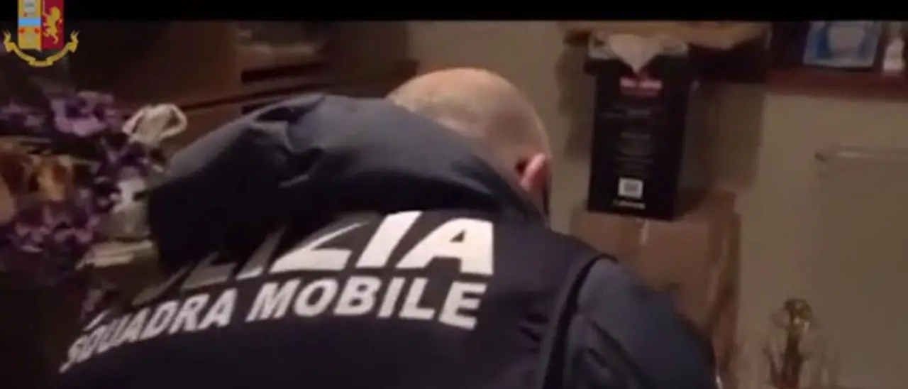 Genova, bidello delle medie abusa di un ex alunno della scuola: arrestato