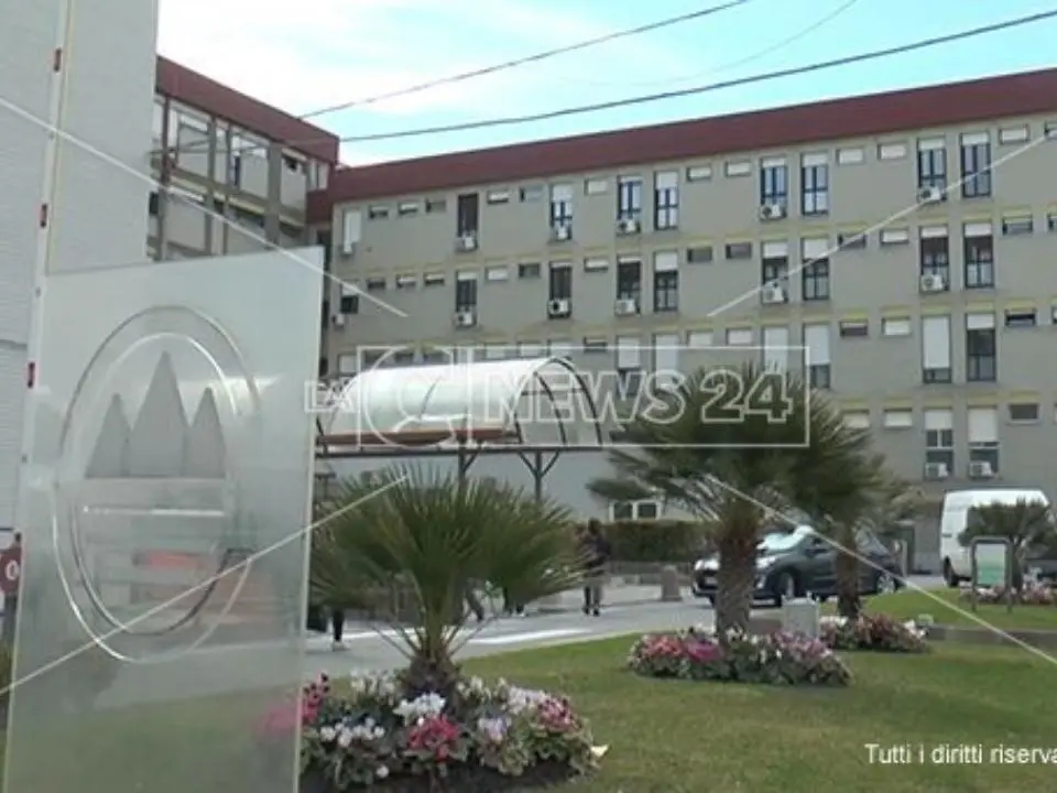 Accordi per favorire il Sant’Anna a svantaggio dell’ospedale, le accuse all’ex direttore generale e amministrativo del Pugliese
