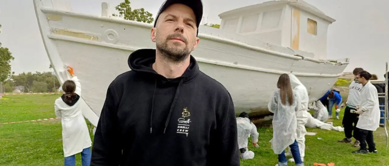 Migranti, a Crotone l’artista Massimo Sirelli trasforma in opera d’arte una carretta del mare