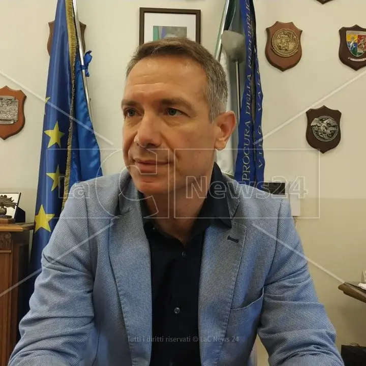 I rifiuti nel greto del fiume e i rischi per il porto di Tropea, Falvo: «Se arriva un’altra alluvione se lo porta via»