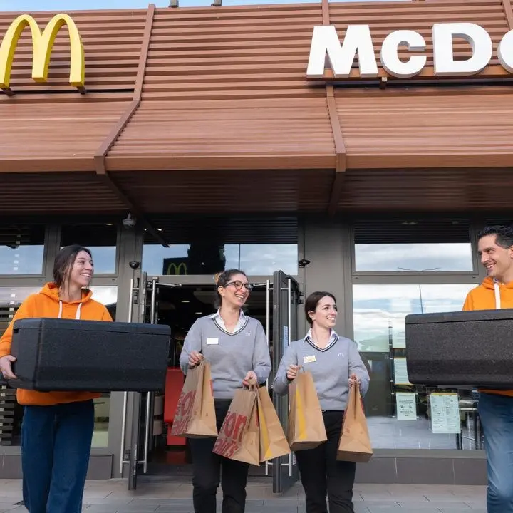 Ben 275 pasti caldi a settimana a chi è in difficoltà: l’iniziativa McDonald’s arriva nel Reggino