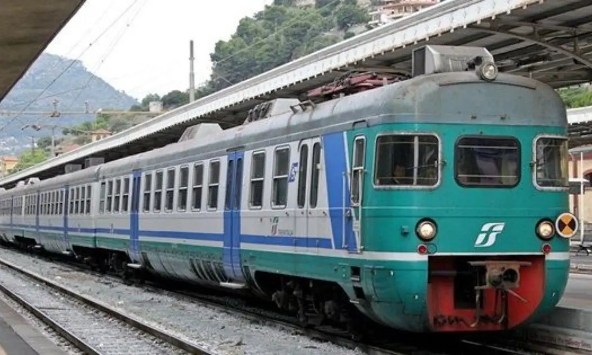 Stop ai treni a gasolio tra Crotone e Catanzaro Lido, aggiudicata la gara da 27 milioni per l’elettrificazione della linea