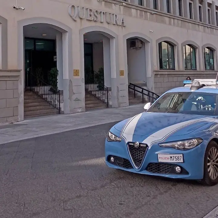 Reggio Calabria, si fingono carabinieri e truffano un’anziana ma i poliziotti veri li prendono e recuperano soldi e gioielli