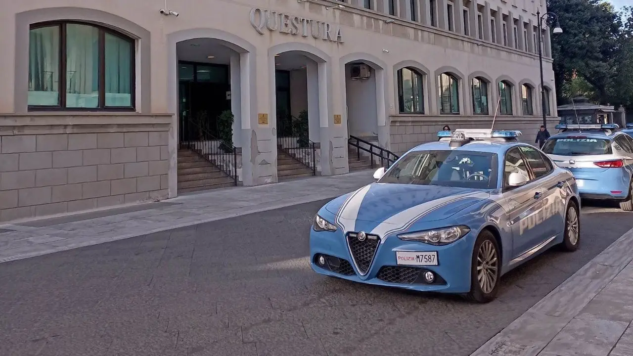 Reggio Calabria, si fingono carabinieri e truffano un’anziana ma i poliziotti veri li prendono e recuperano soldi e gioielli