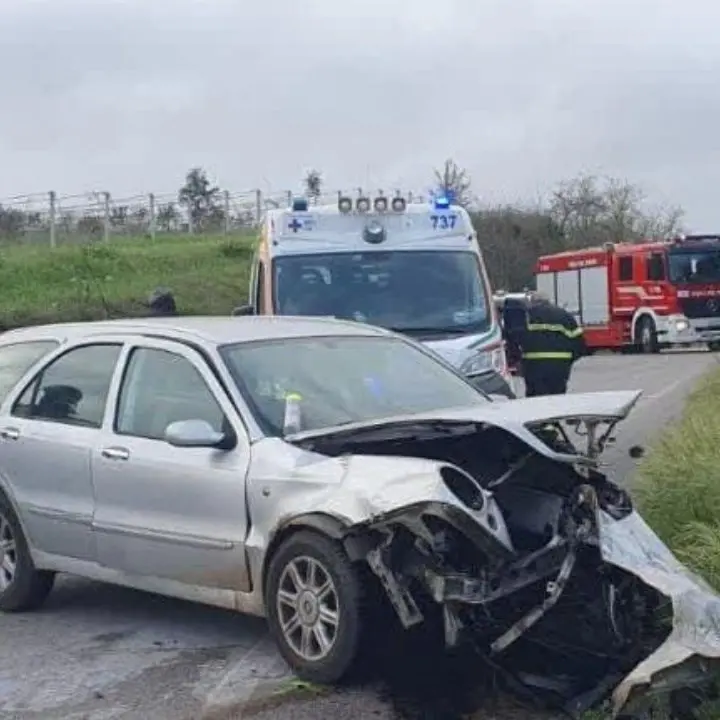 Scontro tra tre auto in provincia di Roma, muore una bambina di 8 anni: 3 i feriti