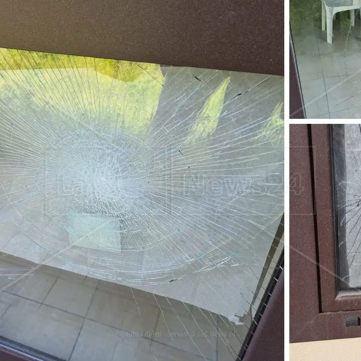 Amantea, fanno irruzione in Municipio e devastano gli uffici. Il sindaco: «Potrebbe trattarsi di un’intimidazione»