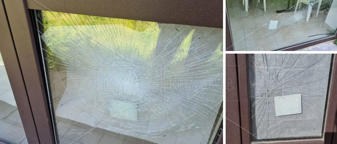 Amantea, fanno irruzione in Municipio e devastano gli uffici. Il sindaco: «Potrebbe trattarsi di un’intimidazione»