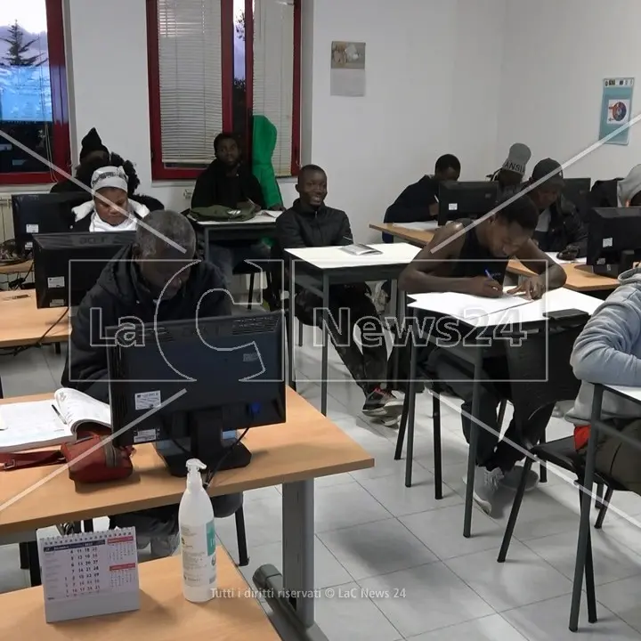 Per Salvini e Valditara troppi stranieri nelle scuole ma in Calabria hanno salvato dalla chiusura i plessi nei borghi