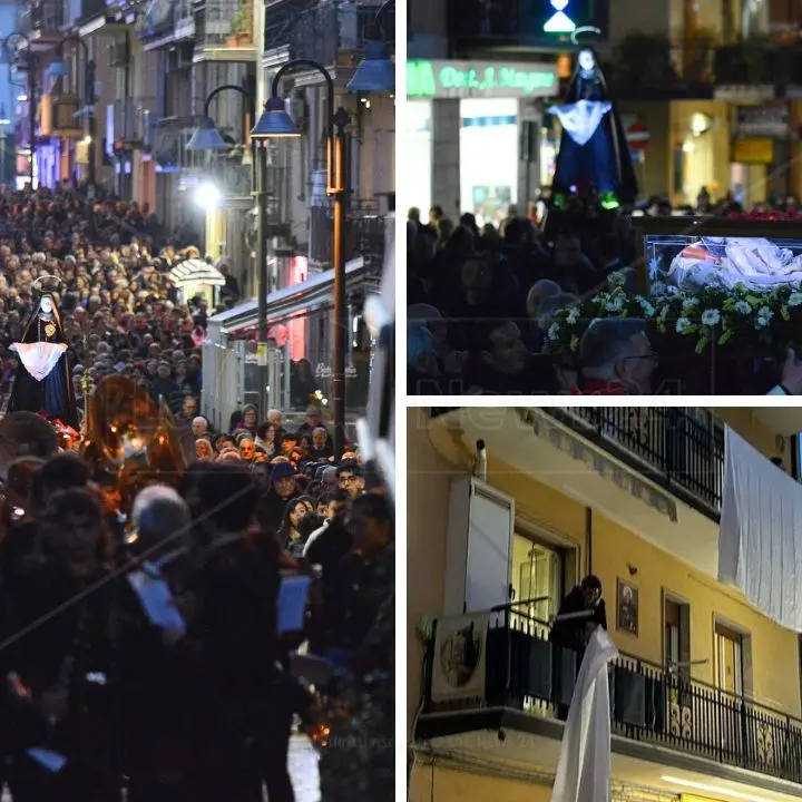 Tra fede e tradizione, in migliaia ad Acri per la processione del Venerdì Santo