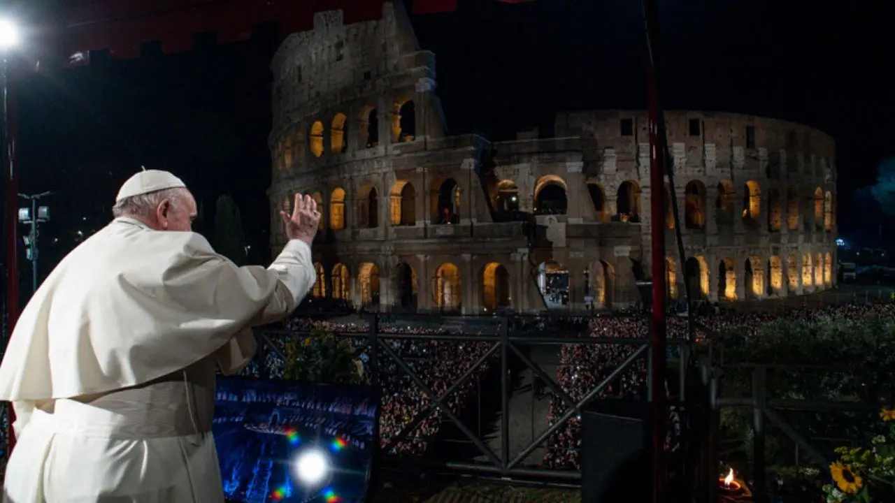 Il Papa non sarà al Colosseo per la Via Crucis: seguirà il rito da Casa Santa Marta