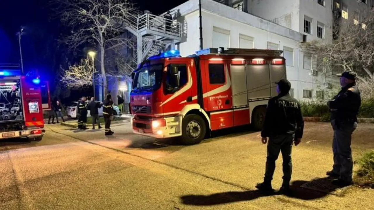 Si accende una sigaretta durante una seduta di ossigenoterapia, incendio in ospedale: muore un 53enne