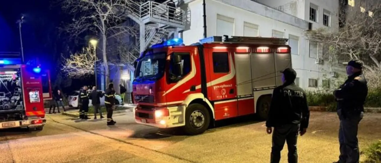 Si accende una sigaretta durante una seduta di ossigenoterapia, incendio in ospedale: muore un 53enne
