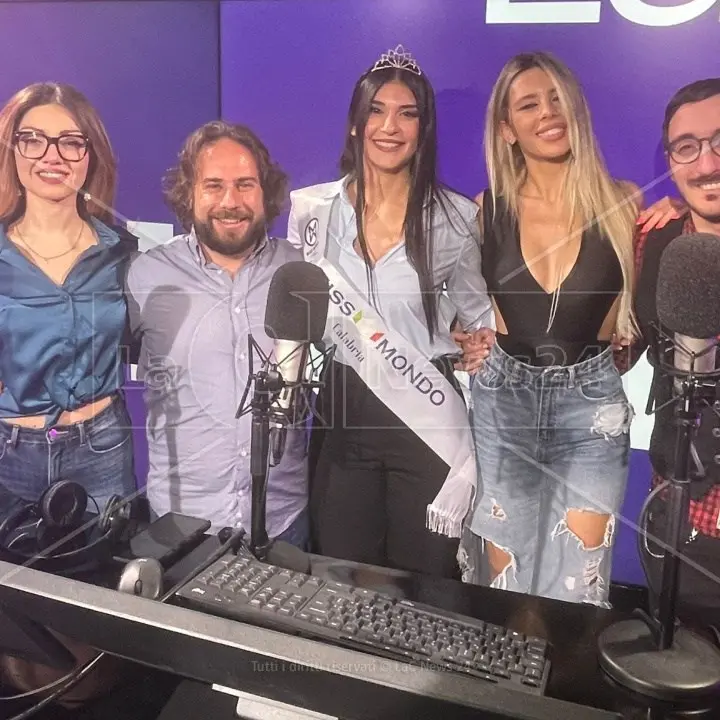 Bellezza e talento negli studi di LaC: Miss Mondo Calabria Nicoletta Ventrice ospite della Banda degli OnAir