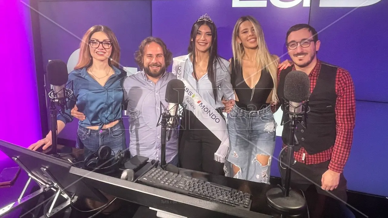 Bellezza e talento negli studi di LaC: Miss Mondo Calabria Nicoletta Ventrice ospite della Banda degli OnAir