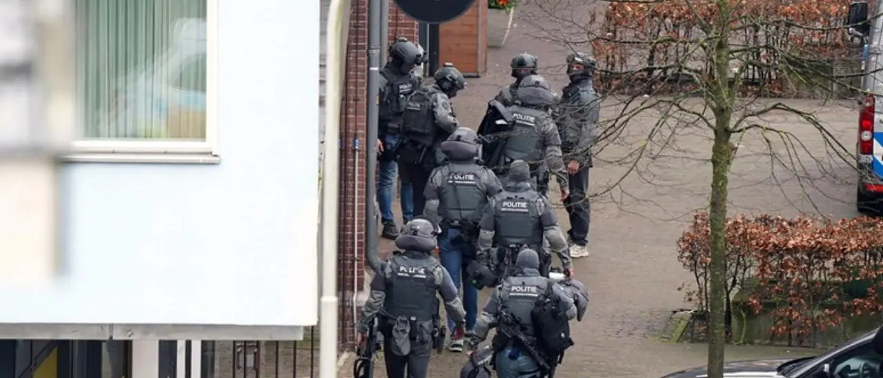 Paura in Olanda, la polizia: «Libero l’ultimo ostaggio nel bar, un arresto»