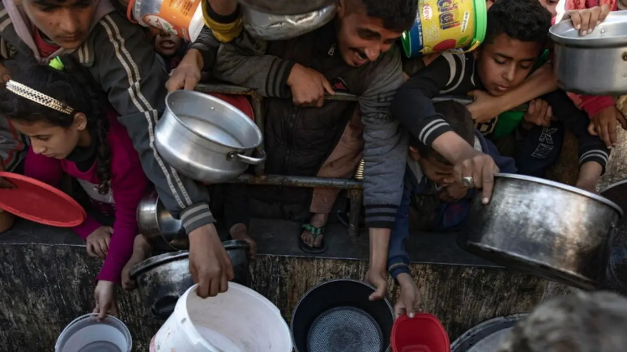 Gaza, calca e spari durante la distribuzione degli aiuti umanitari: almeno 5 morti