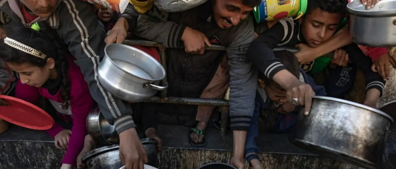 Gaza, calca e spari durante la distribuzione degli aiuti umanitari: almeno 5 morti