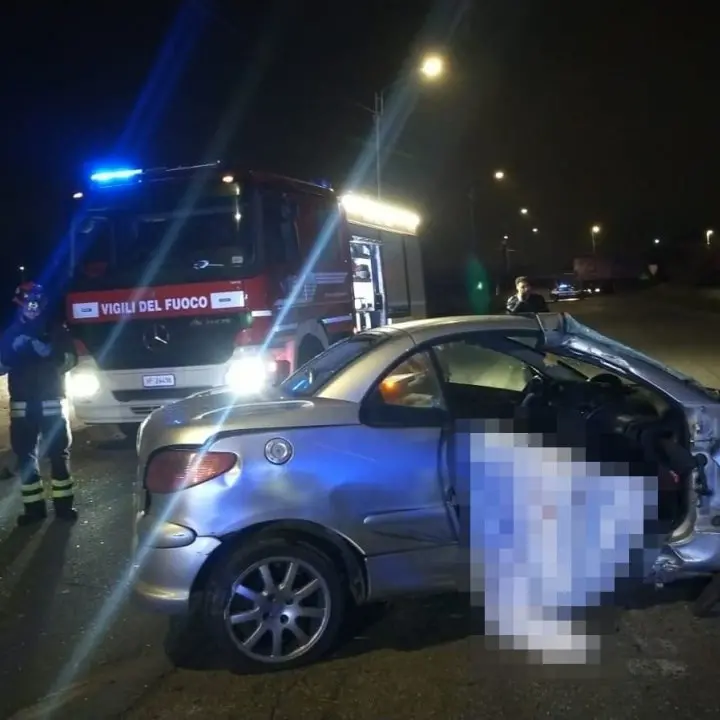 Tragedia nella notte a Catanzaro: sbanda con l’auto e finisce contro un lampione, muore un 42enne